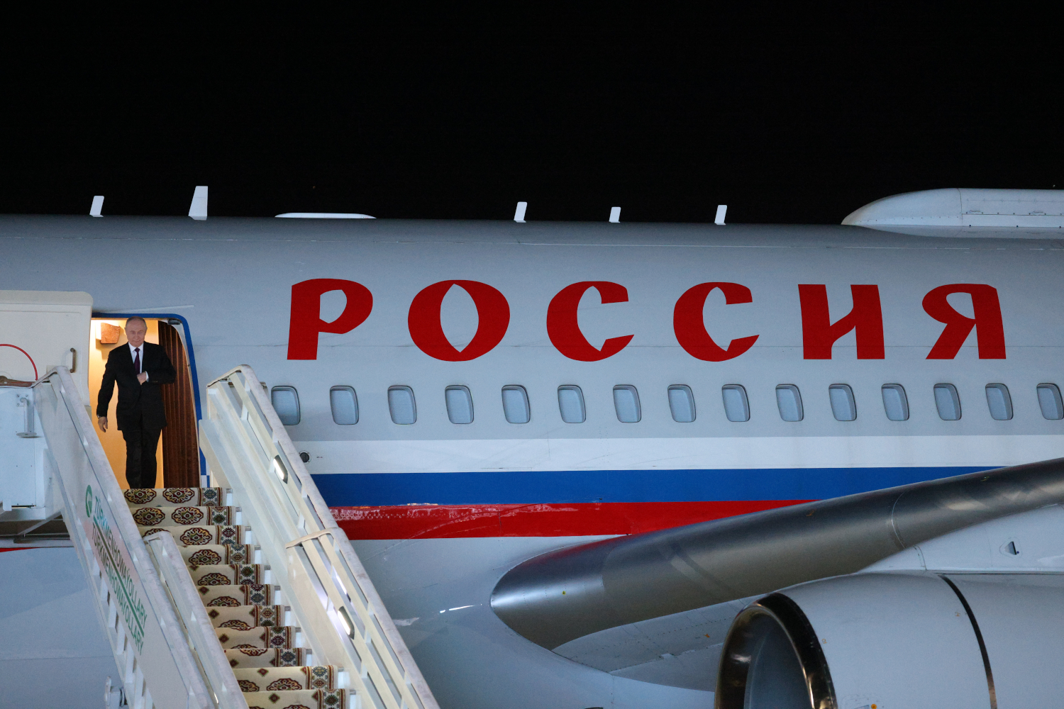Поездка российского лидера была приурочена к саммиту глав государств – членов СНГ. При этом Туркмения не полноправный, а ассоциированный член объединения.&nbsp;