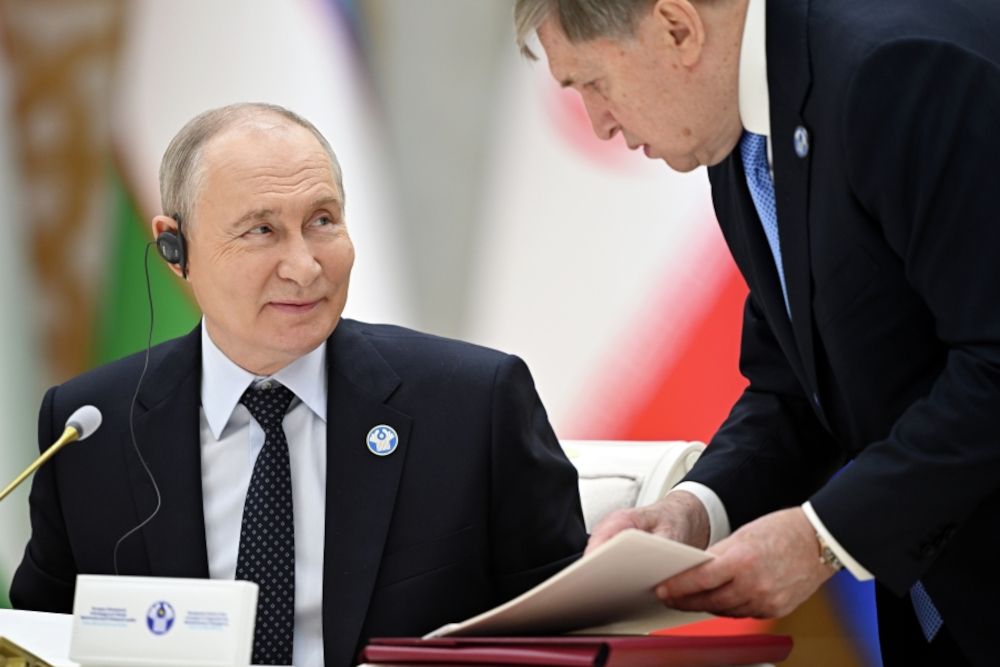 Президент России Владимир Путин и&nbsp;его помощник по внешнеполитическим вопросам Юрий Ушаков.&nbsp;