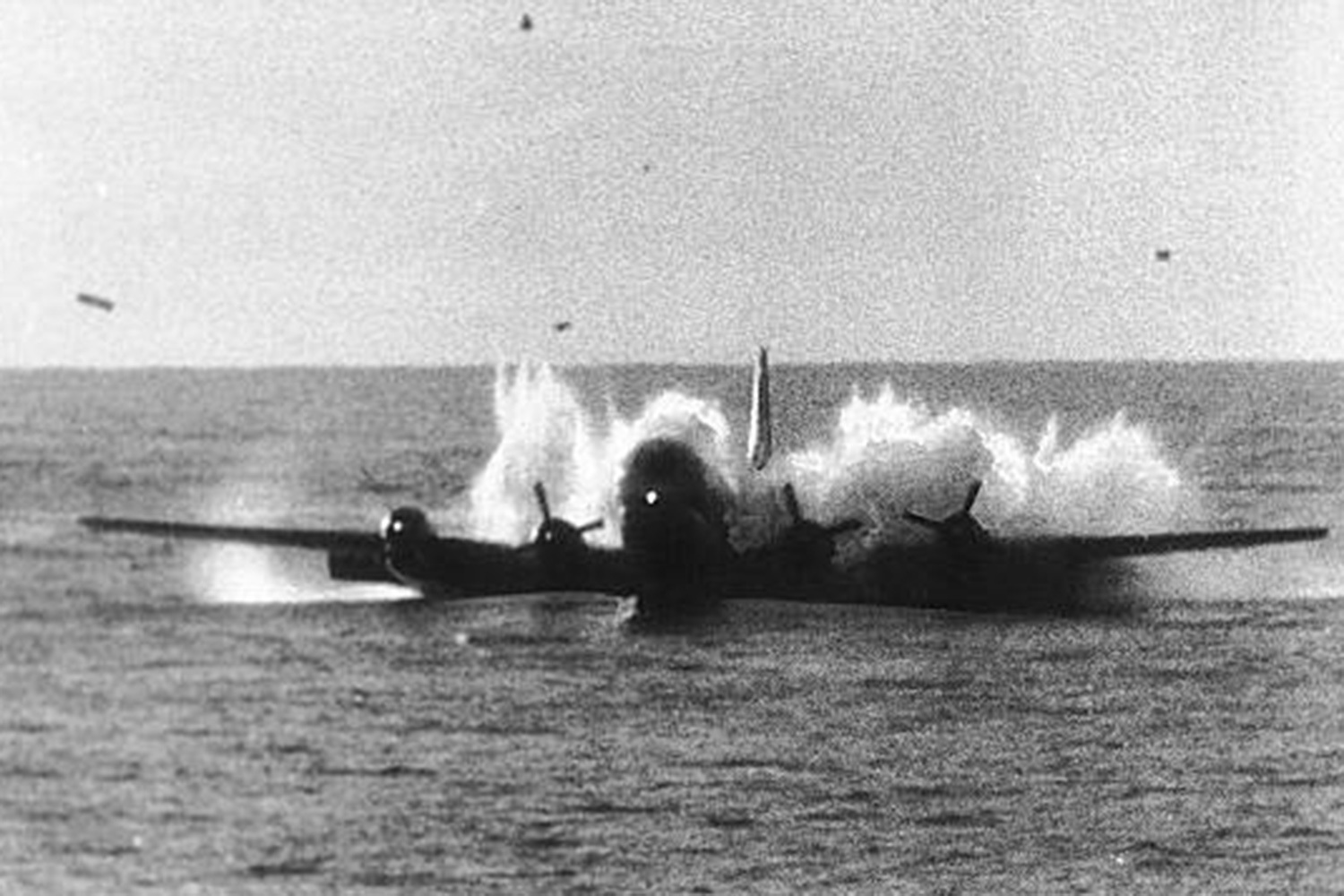 16 октября 1956 г. в Тихом океане пассажирский самолет авиакомпании Pan American впервые сел на воду, не потеряв ни одного пассажира. В авиаотрасли это все еще считается редкой удачей. Подробнее про этот случай и какие еще авиалайнеры смогли приводниться без трагических последствий для пассажиров – в галерее «Ведомостей».
