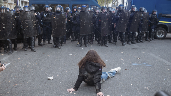 Во Франции с начала протестов школьников задержали почти 8 000 человек