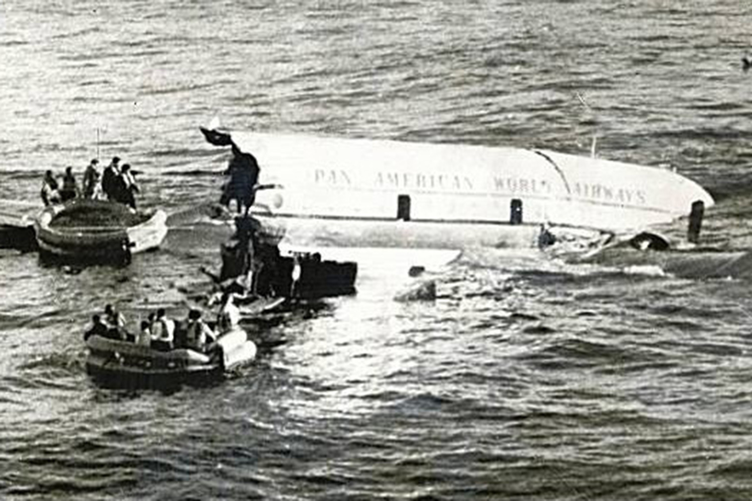 Самолет Boeing 377 Stratocruiser авиакомпании Pan American выполнял ночной рейс PA-006 по маршруту Гонолулу – Сан-Франциско с 31 человеком на борту. Он вылетел с Гавайских островов 15 октября 1956 г. Но на полпути потерял оба двигателя. Механизм флюгирования также не сработал. Потеряв надежду достичь побережья, командир воздушного судна Ричард Огг решил выработать часть топлива, чтобы облегчить самолет, и затем приводниться. Про свои планы экипаж на всякий случай известил сторожевой корабль береговой охраны США Pontchartrain. При ударе о воду от авиалайнера отделился хвост, но фюзеляж остался на плаву вплоть до завершения эвакуации. Все 31 человек были спасены. Инцидент экранизировали в фильме «Вынужденная посадка» (Crash Landing), вышедшем в 1958 г.