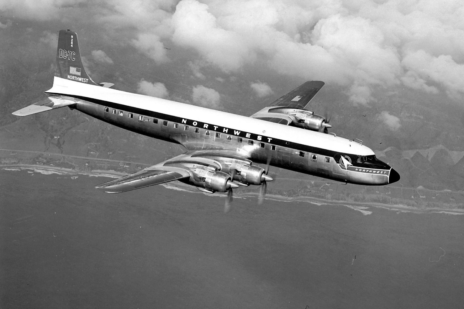 Самолет Douglas DC-7C компании Northwest Airlines вылетел с авиабазы Маккорд в Элмендорф-Ричардсон около пяти вечера 22 октября 1962 г. На борту находились семь членов экипажа и 95 пассажиров. После набора высоты в 20 000 футов один из двигателей отказал. В итоге экипаж решил садиться на воду недалеко от острова Баранова в районе Аляски. После приводнения процесс эвакуации занял около трех минут. Все 102 человека пересели в спасательные плоты: погибших не было, однако шестеро получили травмы. Сам самолет продержался на плаву около 24 минут, после чего затонул.
