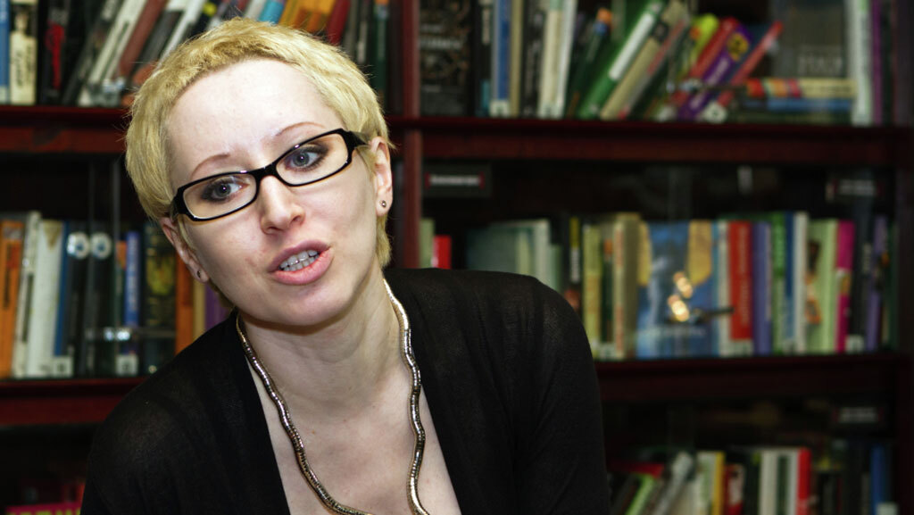 Единственный вариант существования в этом абсурдном, шизофреничном, но хорошо узнаваемом мире – тотальная ирония