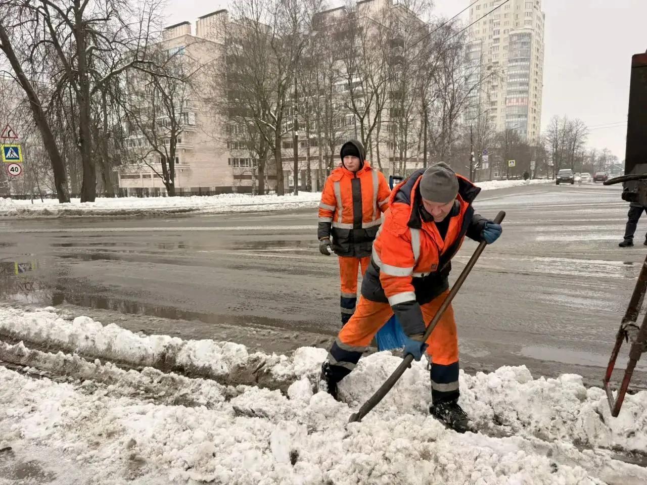 Общая потребность в дворниках в Петербурге оценивается в 6600 человек