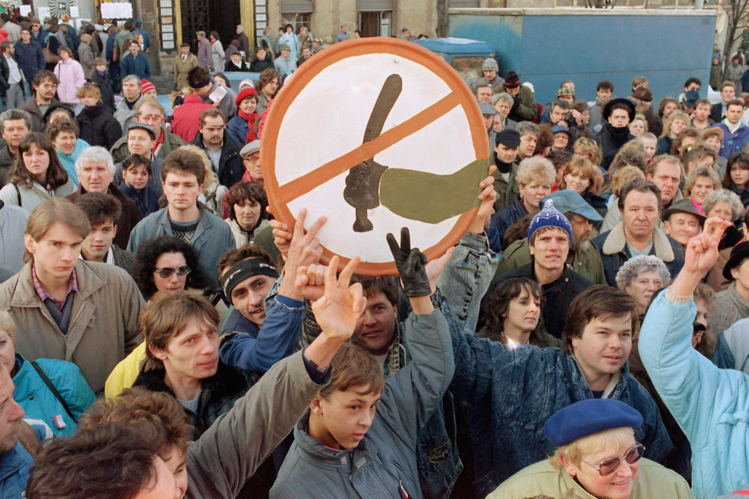 17 ноября 1989 г. в Праге разогнали мирное шествие молодежи, проходившее в Международный день студентов, но сопровождавшееся политическими плакатами и кричалками против коммунистов. В Чехословакии применение силы сочли несоразмерным и организовали массовые протесты. В разные дни на площади вышли от 100 000 до 300 000 граждан. Эти события известны как Бархатная революция, завершившаяся отставкой правительства и избранием Вацлава Гавела президентом.