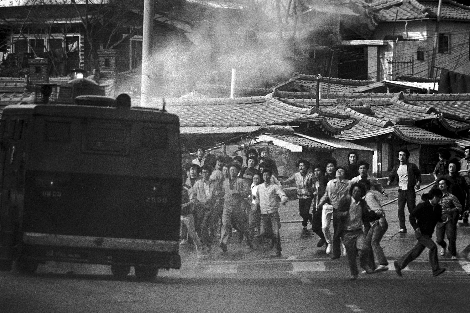 В апреле 1960 г. в Южной Корее прошли протесты против фальсификации результатов выборов. Во время голосования Ли Сын Ман в четвертый раз переизбрался президентом страны, оставшись в бюллетене единственным кандидатом. На улицы вышло около 20 000 человек – в основном студенты и школьники. Протесты, которые также называют Апрельской революцией, привели к падению режима и повторной выборной кампании.