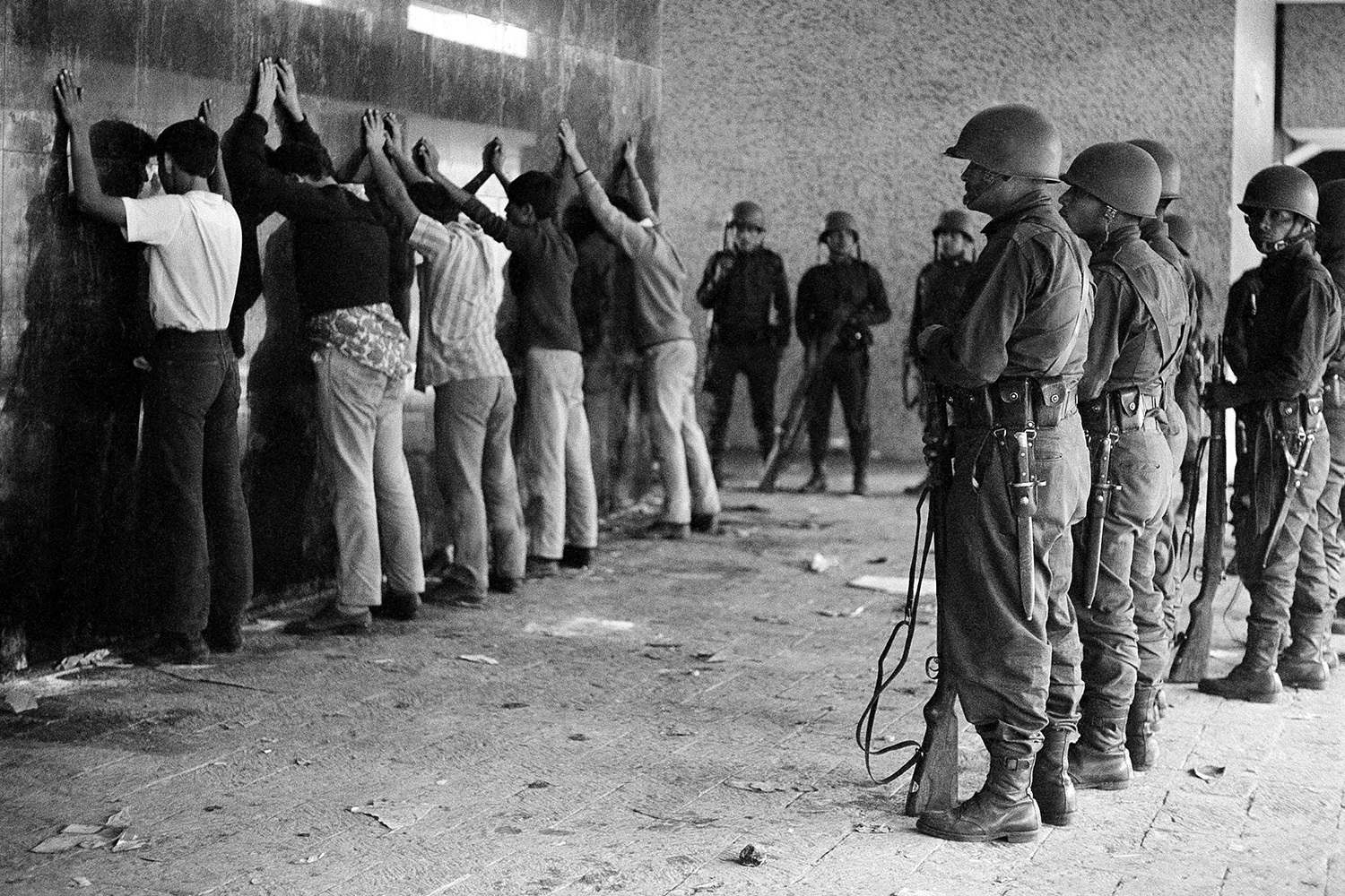 Перед открытием Олимпиады–1968 в Мехико местные студенты вышли на массовые протесты против колоссальных трат на организацию Игр. На акцию, назначенную 2 октября на площади Трех культур, собрались около 10 000 молодых людей. Власти открыли по ним огонь. По разным оценкам, от 40 до 300 человек погибли. Инцидент вошел в историю как Резня в Тлателолко.