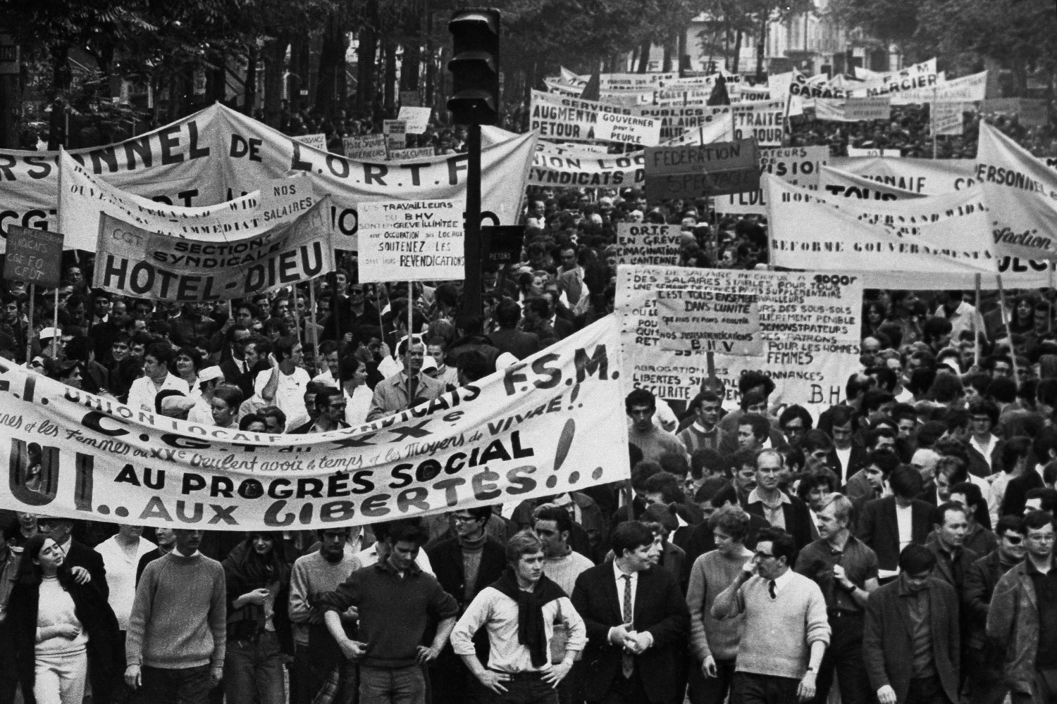Во Франции не утихают масштабные протесты, начавшиеся в середине сентября с выступлений старшеклассников из-за дефицита педагогов и переполненных классов. Акции переросли в широкое движение с участием студентов, профсоюзов, госслужащих и «желтых жилетов». Демонстрации, сопровождающиеся погромами, также охватили Бельгию, Албанию, Италию, Испанию и другие европейские страны. Когда и почему бастовала молодежь – в галерее «Ведомостей».Протесты студентов во Франции 1968 г. начались на фоне незначительного экономического спада, нехватки общежитий и роста безработицы среди молодежи, а завершились всеобщей забастовкой, в которой приняли участие около 10 млн граждан (не менее половины рабочей силы), и отставкой президента Пятой республики Шарля де Голля. В историю они вошли как «Красный май». В западной культуре его активистов сейчас называют «парнями 68-го», а сами события часто романтизируют. В частности, про выступления студентов фильмы сняли такие режиссеры, как Франсуа Трюффо (номинировался с частично снятой во время протестов картиной «Украденные поцелуи» на премию «Оскар»), Жан-Люк Годар, Бернардо Бертолуччи и др.