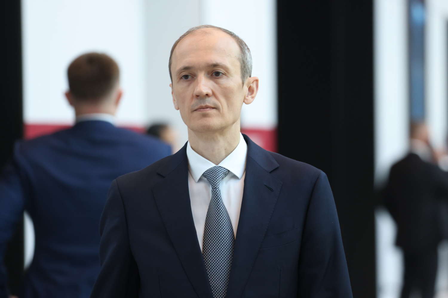Окладникова сменила Дмитрия Григоренко, который руководил аппаратом правительства с января 2020 г. По данным источников «Ведомостей», тот может возглавить Объединенную микроэлектронную компанию или занять пост зампреда правления «Сбера».