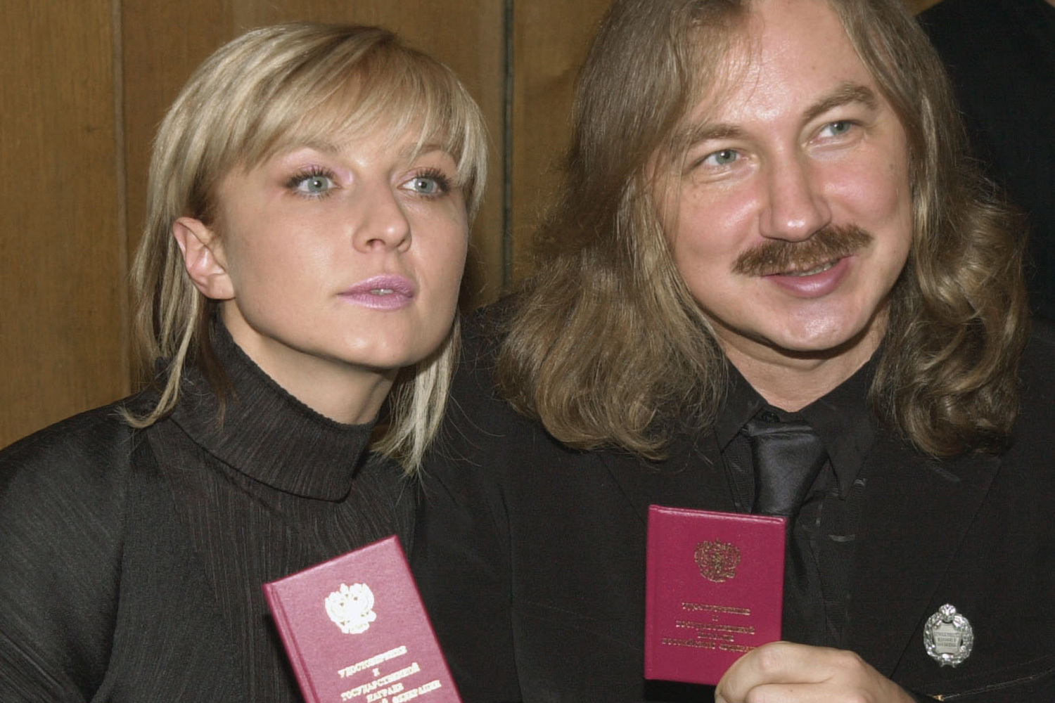 В 1997 г. певица записала песню «Колечко», которая принесла ей первый «Золотой граммофон». В 2001-м Овсиенко присвоили звание заслуженной артистки России. Но затем в ее карьере последовал длительный перерыв.На фото: вместе с композитором Игорем Николаевым во время вручения госнаград деятелям культуры.