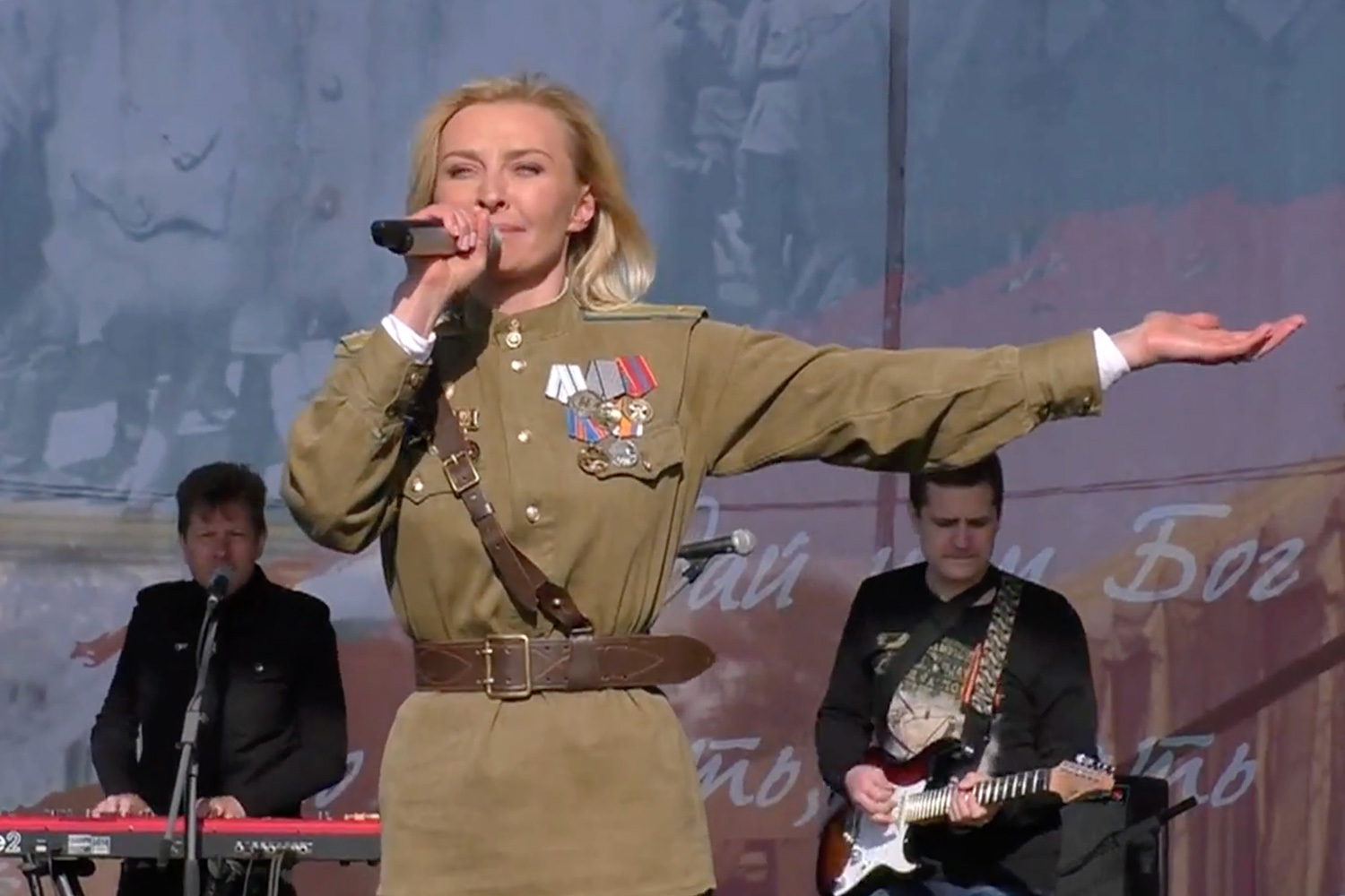 Певица неоднократно посещала с концертами горячие точки, воинские части и погранзаставы, а в 2011–2013 гг. работала в комиссии по защите прав и законных интересов сотрудников ОВД, членов их семей и ветеранов МВД России. В разные годы Татьяна Овсиенко награждена медалями «За службу на Северном Кавказе», «За боевое содружество» (МВД)&nbsp;и «Адмирал флота Советского Союза Н.Г. Кузнецов» (Минобороны РФ).