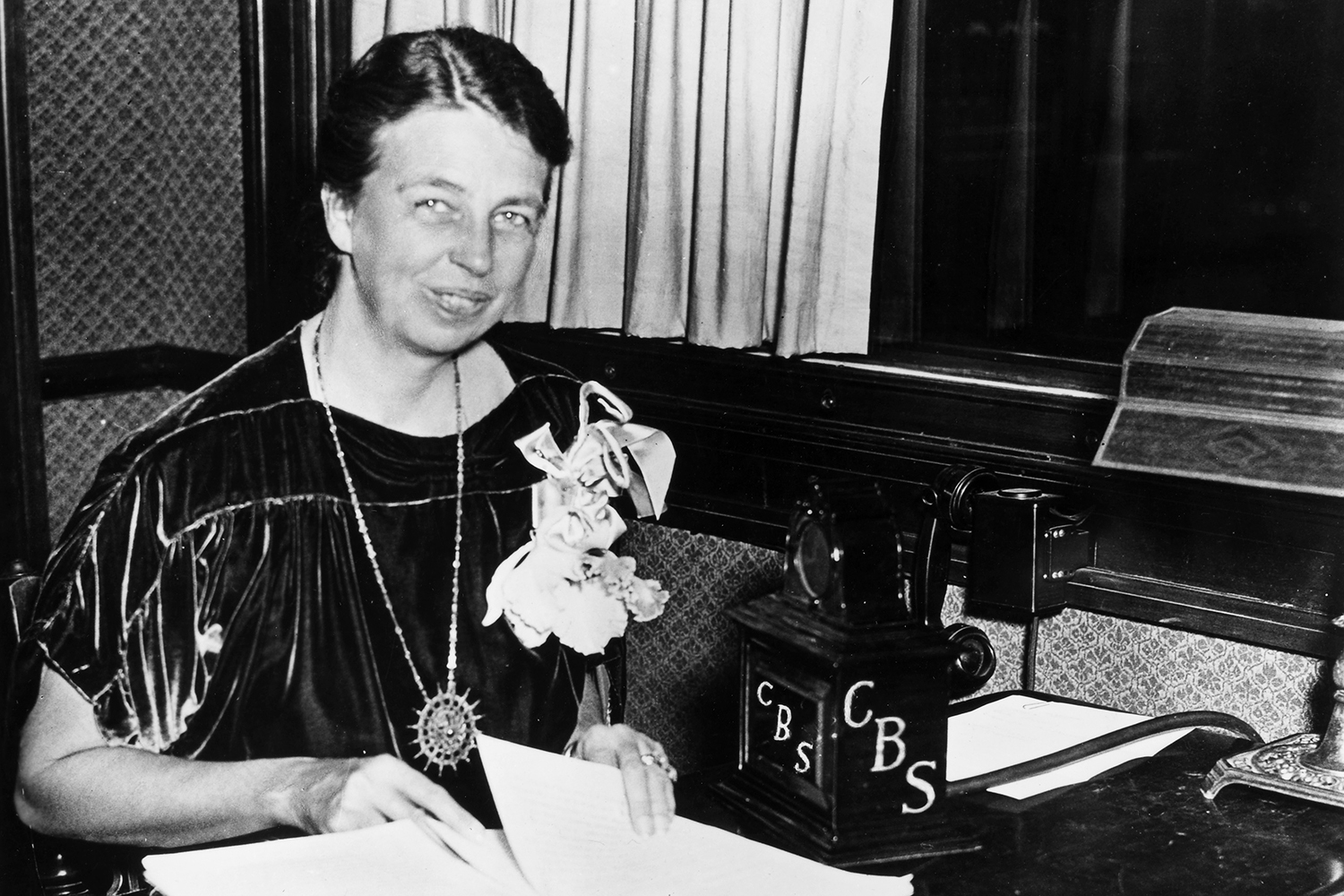 Первая леди США в 1933-1945 гг. Элеонора Рузвельт считается одним из инициаторов создания ООН и, что важнее, главным автором Всеобщей декларации прав человека, разработанной в ответ на кошмар Второй мировой войны и принятой международным сообществом в 1948 г.&nbsp;Этот текст впервые в истории закрепил, какие именно права и свободы гарантированы людям от рождения – например, равенство перед законом вне зависимости от общественного положения, право владеть и распоряжаться своим имуществом, получать знания, свобода мысли и вероисповедания, запреты на рабство и пытки и др. В наши дни перечень выглядит так, словно авторы Всеобщей декларации прав человека «выдали базу», но ни один международный документ перед ней не гарантировал эти простые, но основополагающие вещи.&nbsp;Работа над текстом началась в 1946-м, когда президент США Гарри Трумэн предложил представлять Вашингтон в ООН Элеоноре Рузвельт – первой леди в тяжелейшие для страны годы Великой депрессии и Второй мировой войны. После колебаний она приняла оффер и провела в ООН около 3000 часов переговоров с крупнейшими странами, чтобы выработать компромиссный документ, который сама называла новой «Великой хартией вольностей для людей всего мира».&nbsp;В декабре 1948 г. Генассамблея ООН резолюцией 217А (III) приняла текст Всеобщей декларации прав человека. При голосовании восемь государств воздержались, но ни одна из 58 стран не высказалась против, хотя обсуждение проходило на старте холодной войны, когда политические противоречия между Западом и Востоком нарастали. Всего Рузвельт проработала в Комиссии ООН по правам человека пять лет – с 1947 по 1952 г.&nbsp; В это время президент Трумэн шутливо называл ее «первой леди мира».