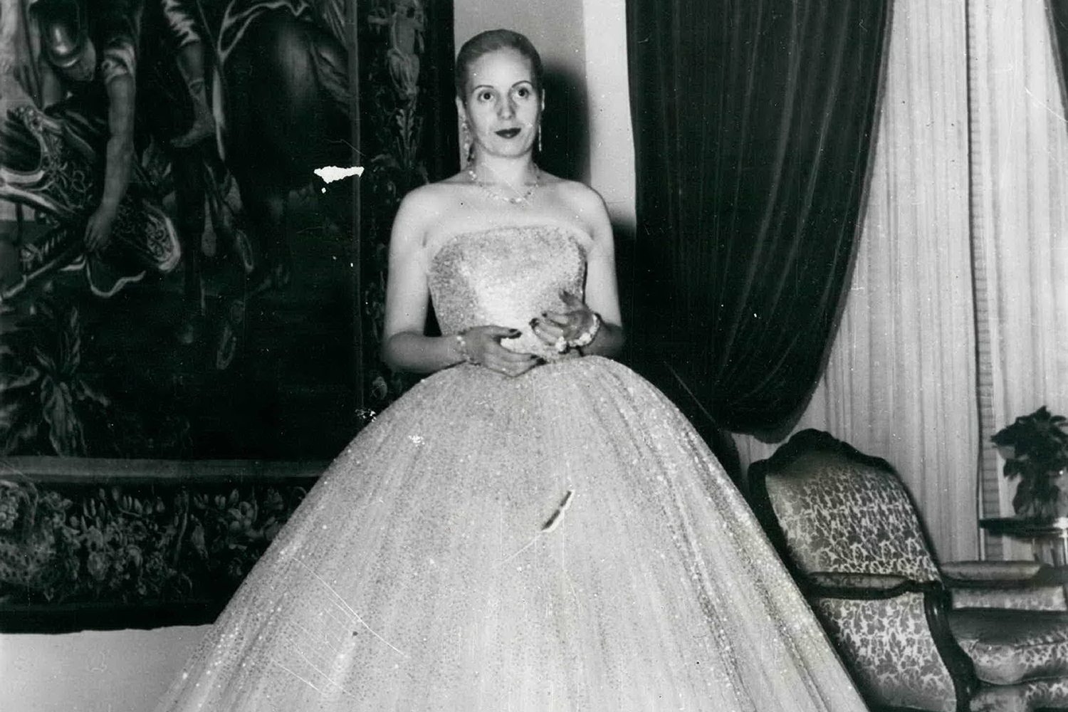 Профессиональная актриса и первая леди Аргентины в 1946-1952 гг. Эва Перон называла роль жены президента простой и приятной, ведь для нее порой достаточно было «посещать мероприятия, получать почести и наряжаться». При этом сама она смогла выйти за эти рамки. Неслучайно Хуан Перон считается единственным президентом Аргентины, которого на официальном портрете изобразили вместе с супругой.В сентябре 1947 г. местный Конгресс принял закон 13010, предоставивший избирательное право аргентинкам. На тот момент в мире политические свободы женщин ограничивали не менее 70 стран, в том числе Бельгия, Швейцария и Португалия. Неизвестно, работала ли Эва Перон над самим законопроектом, но она стала его символом. Во время подготовки первая леди продвигала инициативу через свои радиоэфиры и авторские колонки в газете Democracia, а на торжественной церемонии подписания президент Хуан Перон вручил супруге оригинальный экземпляр.&nbsp;В 1949 г. Эва Перон создала и возглавила первую женскую партию в стране – Partido Peronista Femenino, чтобы дамы могли не только голосовать, но и избираться.&nbsp;Многие считают инициативы семейной пары политически мотивированными: новые избиратели и агитаторы смогли обеспечить Хуану Перону значительный перевес (а именно 63% голосов) на президентских выборах в 1951 г. Но вне зависимости от мотивов они изменили политический ландшафт Аргентины. Бывший президент Кристина Фернандес де Киршнер, ставшая второй женщиной во главе этой страны (2007-2015), говорит, что политики ее поколения равнялись именно на Эву Перон и видели в ней «пример страсти и воинственности».