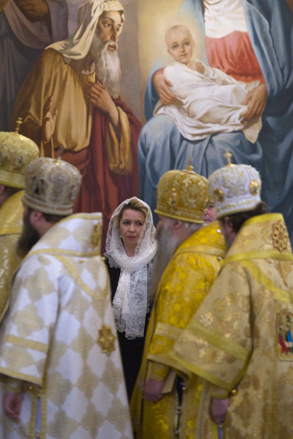 Первая леди России в 2008-2012 гг. Светлана Медведева считается главным идеологом и движущей силой Дня семьи, любви и верности. Праздник отмечают 8 июля с 2008 г. а в июне 2022-го Владимир Путин подписал указ о присвоении ему официального государственного статуса.Будучи главой оргкомитета первого празднования, Светлана Медведева предложила сделать символом торжеств ромашки, награждать пары-долгожители медалями «За любовь и верность» и каждый год проводить гала-концерты для популяризации среди россиян традиций Мурома – небольшого города во Владимирской области, где покоятся мощи святых Петра и Февронии. В православии они считаются покровителями крепких семей.&nbsp;Новый праздник не только отразил ориентир страны на традиционные ценности и повышение рождаемости, но и помог возродить один из старейших малых городов России. В последние годы при содействии оргкомитета отреставрированы Троицкий собор, иконостас Благовещенского собора, старинный некрополь и надвратный Стефановский храм, а также один из старейших на Руси Спасо-Преображенский мужской монастырь. Благоустроена набережная Оки, а сам Муром включили в расширенное «Золотое кольцо».