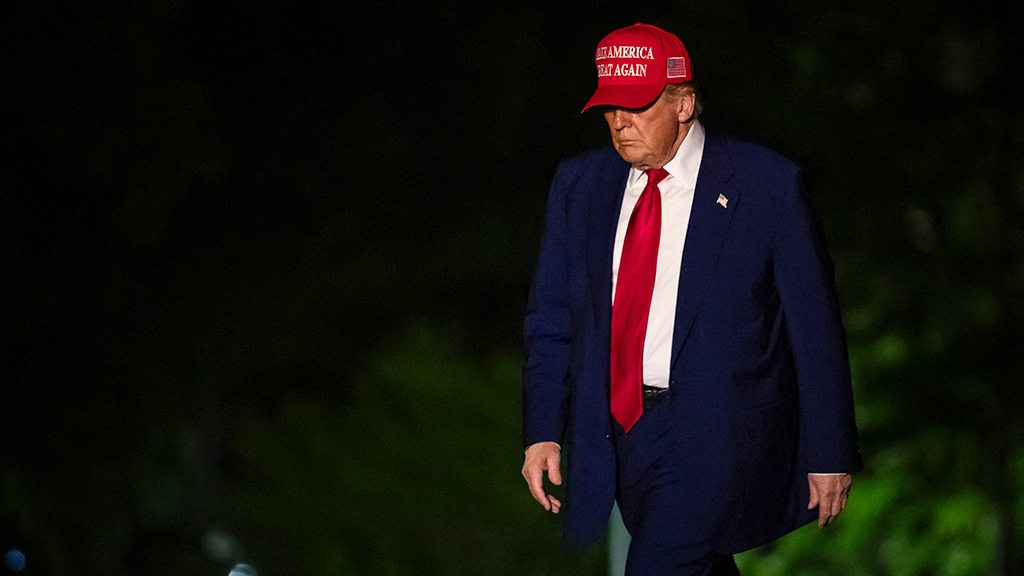 Дональд Трамп понимает, что не сможет избежать усиления демократической партии, несмотря на все свои попытки поднять личный рейтинг