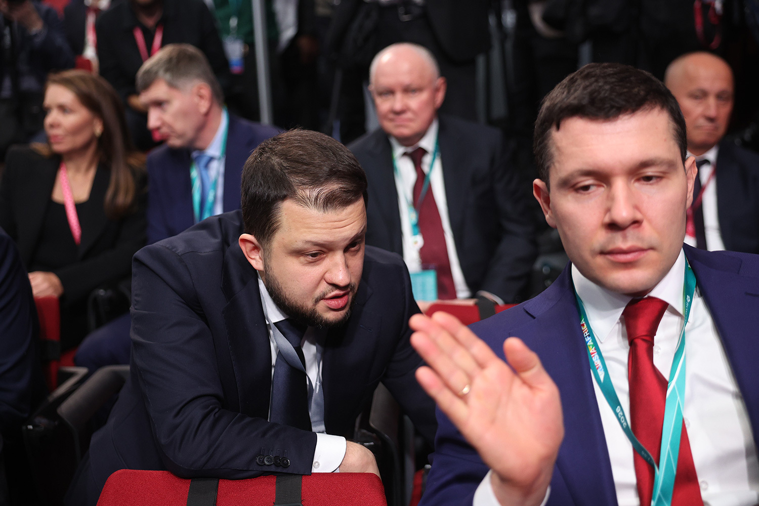 В ходе выступления Путин призвал расширять расчеты в национальных валютах и развивать независимые платежные механизмы, а африканские авиакомпании – открывать рейсы в Россию. На фото: министр транспорта Дмитрий Ядров (слева) и глава Минпромторга Антон Алиханов.
