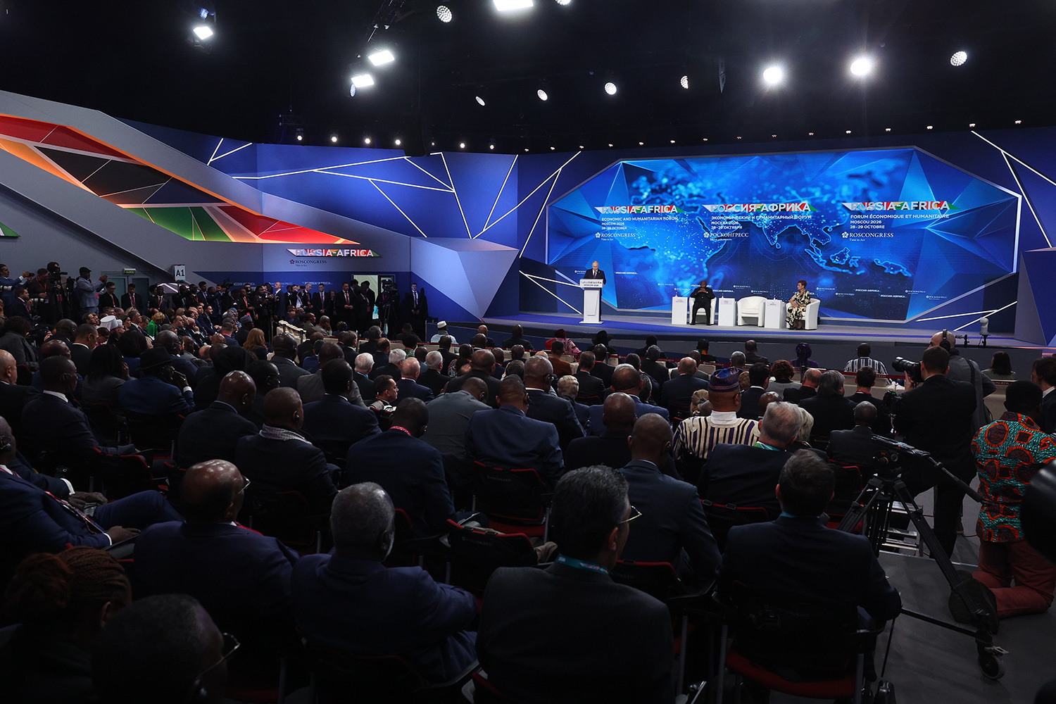 Выступая 28 октября на форуме «Россия – Африка» в Москве, президент Владимир Путин заявил, что РФ открыта к передаче африканским партнерам своих цифровых и технологических наработок. По его словам, российские компании создали платформенные решения в банковской сфере, торговле, медицине и госуправлении, которые заметно повышают качество сервисов и качество жизни людей. В программе обмена компетенциями в сфере цифровизации, которую ведут «Иннопрактика» и Центр изучения Африки при ВШЭ, уже приняли участие более 200 госслужащих из 20 стран континента. Глава государства также подчеркнул, что Россия выступает за усиление роли Африки в международных институтах – прежде всего МВФ и Всемирном банке, – чтобы континент мог самостоятельно распоряжаться своими ресурсами.