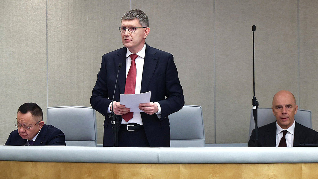 Минфин очень серьезно относится к размеру дефицита бюджета и внимательно следит за ним, заверил депутатов вице-премьер, министр финансов Силуанов (на фото справа)