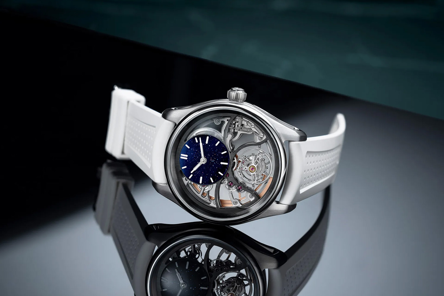 Тонкая игра: как H. Moser & Cie. связала точность и футбол в часовом механизме