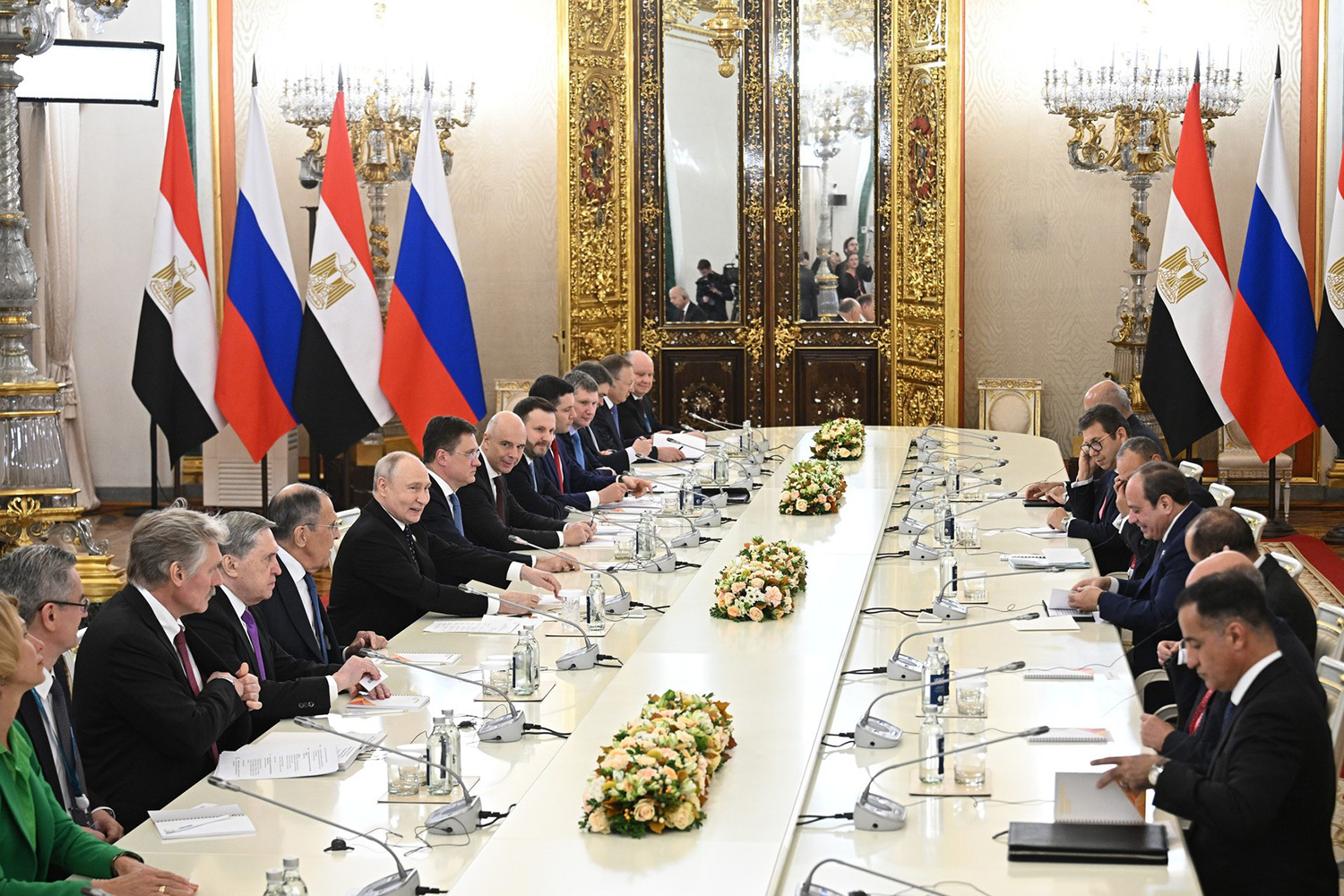 На уходящей неделе Владимир Путин провел в Москве целый ряд двусторонних встреч с африканскими лидерами. На полях Форума стран – экспортеров газа, а затем третьего саммита «Россия – Африка» глава государства пообщался с лидерами Мозамбика, Экваториальной Гвинеи, Ливии, Египта, Эфиопии, Намибии, Республики Конго, Бурунди, Кении, Судана, Мадагаскара, Ганы, Мали, Южного Судана, ЦАР и Демократической Республики Конго. Все собеседники российского президента – в галерее «Ведомостей».В рамках третьего саммита «Россия – Африка» 29 октября Владимир Путин провел в Кремле рабочую встречу с президентом Египта Абдель Фаттахом ас-Сиси. Владимир Путин констатировал рост российско-египетского товарооборота на 14% с января по август и его первое превышение отметки в $10 млрд по итогам 2025 г. Стороны также обсудили строительство АЭС «Эль-Дабаа». Ас-Сиси предложил расширить партнерство на малые и плавучие ядерные реакторы и добычу редких металлов, а среди ключевых тем назвал стабильные поставки российского зерна и увеличение турпотока.