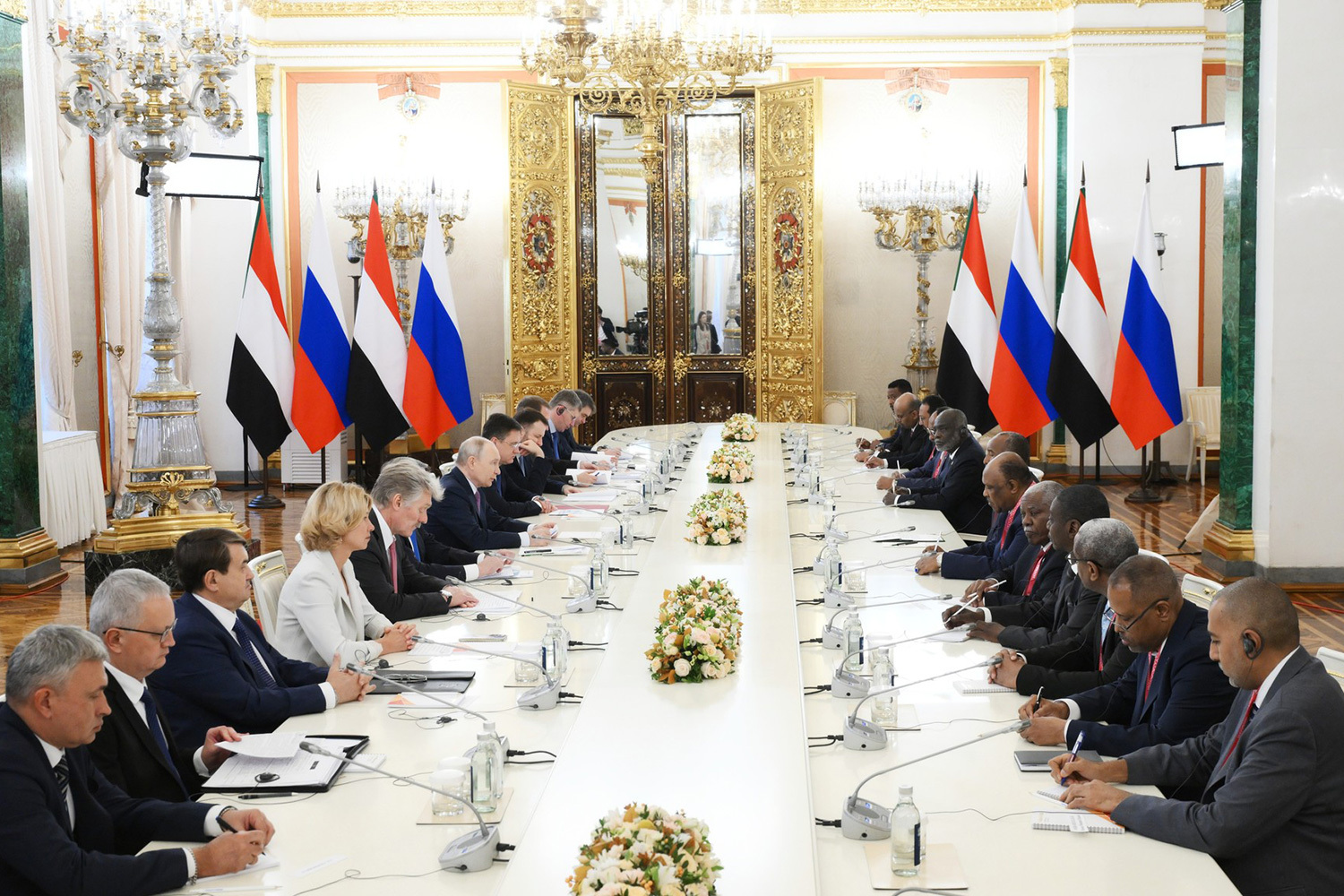 30 октября Путин также встретился с председателем Переходного суверенного совета Судана Абделем Фаттахом аль-Бурханом, назвал страну важным партнером России в арабском мире и на Африканском континенте и напомнил, что в этом году страны отмечают 70 лет дипломатических отношений. Российский лидер также передал суданской стороне «дорожную карту» сотрудничества в цифровой сфере, здравоохранении, образовании и логистике и подчеркнул необходимость прекращения боевых действий и политического урегулирования кризиса.