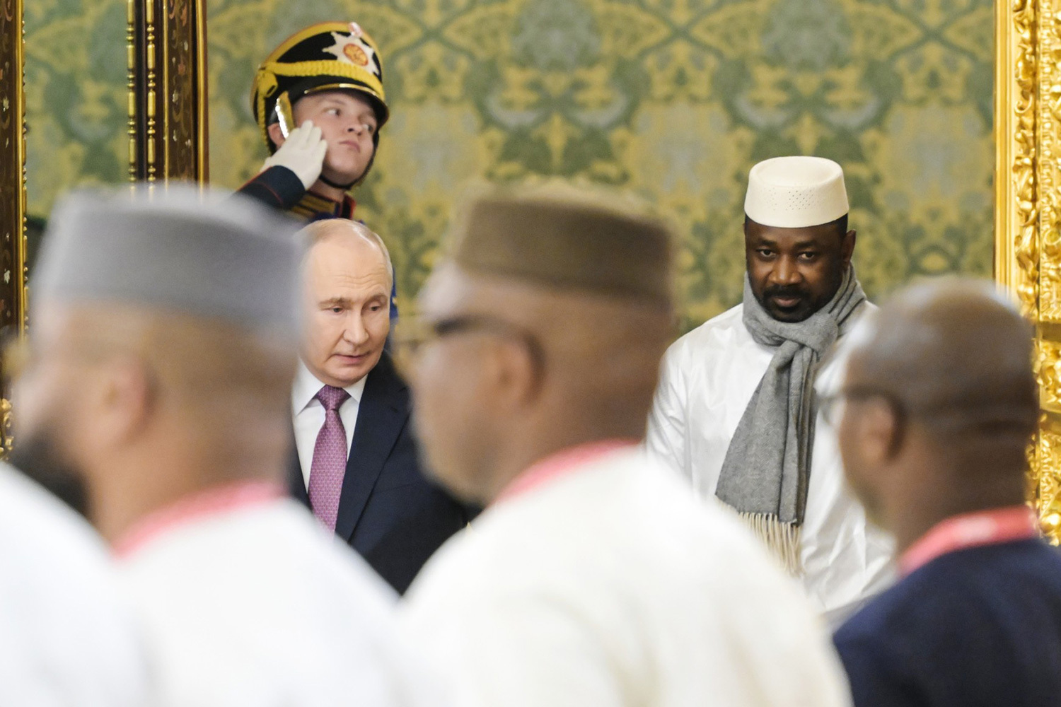 Путин поблагодарил президента переходного периода Мали Ассиму Гойту за растущую популярность русского языка в стране – сейчас там действуют шесть центров «Русское пространство» и два партнерских «Русских дома», а также развиваются связи в культуре и спорте. Он добавил, что торгово-экономическое сотрудничество с Африкой набирает темпы, хотя объемы пока скромные.