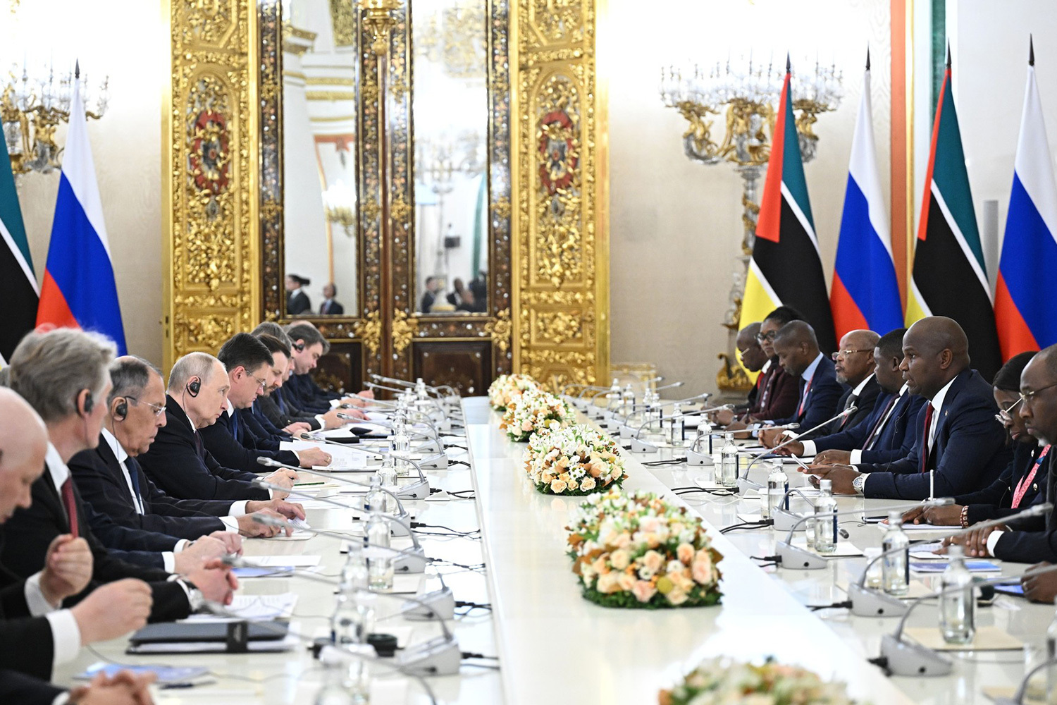 Общаясь с президентом Мозамбика Даниэлом Франсишку Шапу, Путин подчеркнул важную роль республики на российско-африканских форумах, ее поддержку российских инициатив и неприятие русофобских демаршей Также он похвалил рост товарооборота. Шапу поблагодарил Москву за помощь в образовании и безопасности, включая повышение квалификации кадров и кадетов, обучающихся в российских военных вузах. Встреча состоялась после саммита Форума стран – экспортеров газа.