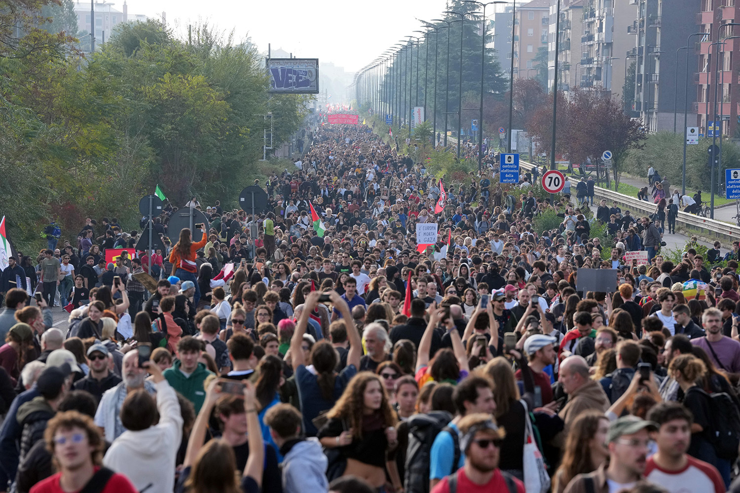 После столкновений молодежи с полицией в Милане 17–18 октября правительство Джорджи Мелони ужесточило законы о публичных собраниях и одновременно смягчило правила задержания несовершеннолетних.