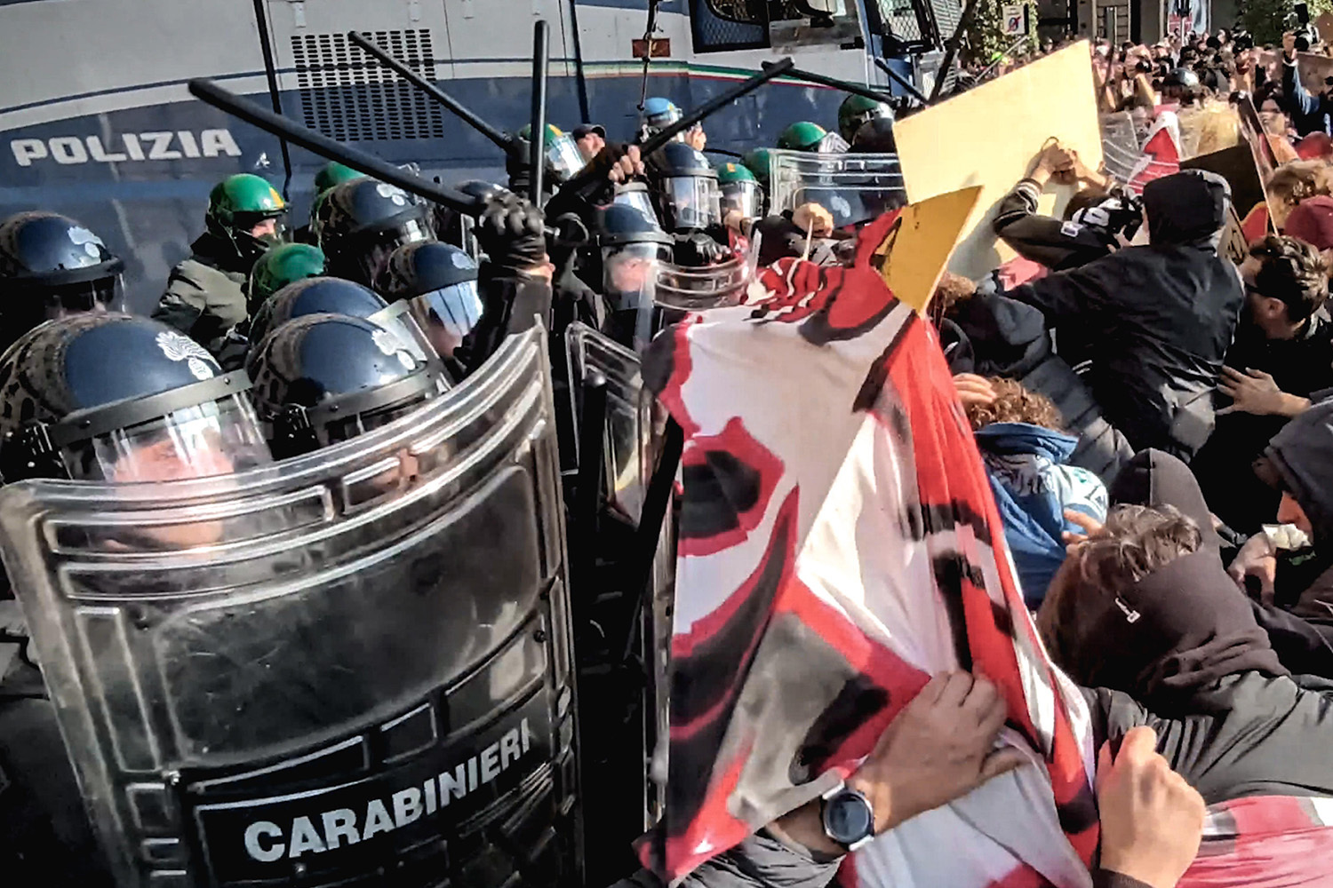 В Риме многие размахивали флагами коммунистов и Палестины, а также держали плакаты с протестом против войны с Ираном. 