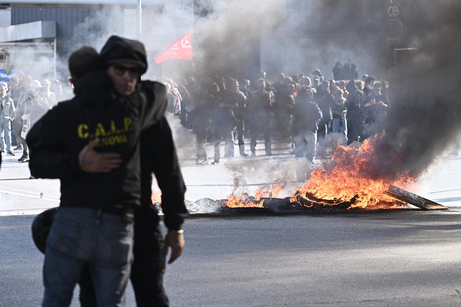 Манифестация стала продолжением череды протестов последних недель, не раз перераставших в насилие. Группы демонстрантов в масках громили магазины в Милане и других городах, бросали предметы в полицейских.