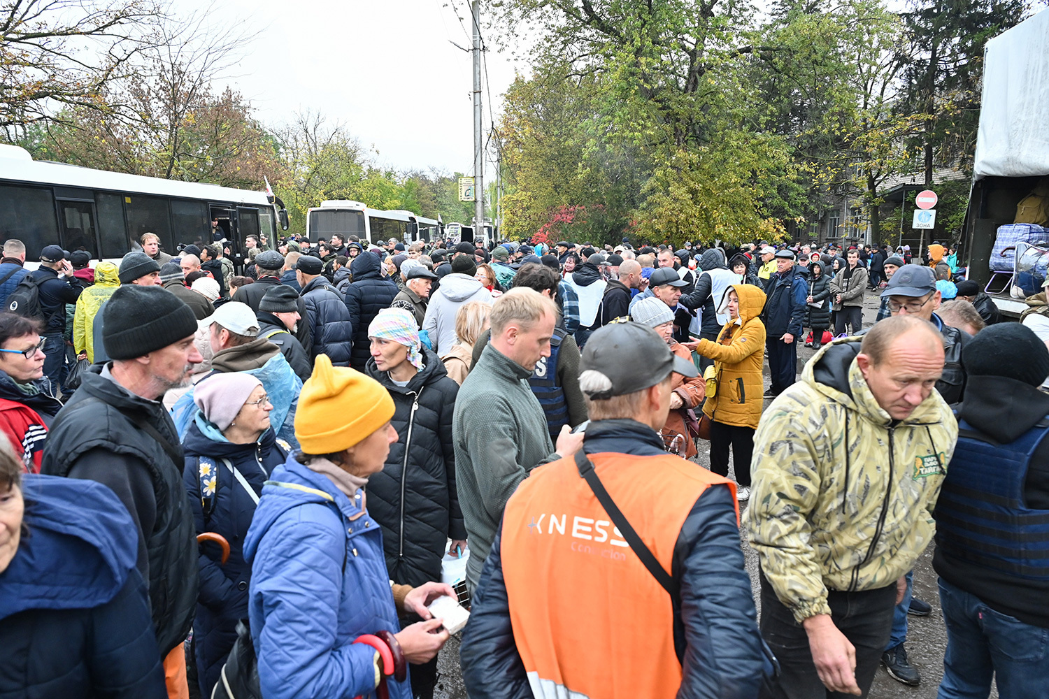30 октября в город были доставлены еда, топливо, медикаменты и средства гигиены – всего несколько десятков тонн гуманитарного груза.