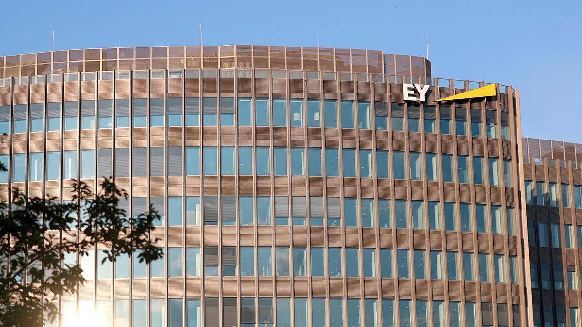 EY ежегодно нанимает около 200 выпускников, занимая с этим показателем пятое место в Великобритании среди работодателей, привлекающих на работу недавних студентов вузов