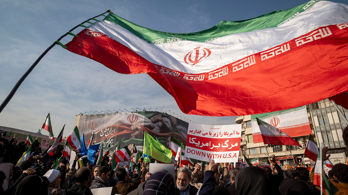 Некоторые протестующие в Иране даже начали сжигать государственные флаги и атаковать мечети, чего раньше не было