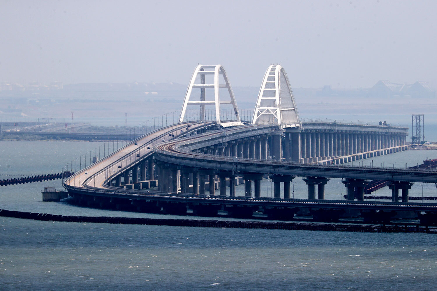 15 мая 2018 г. &nbsp;открылось автомобильное движение по мосту, соединяющему Крым и Краснодарский край. Крымский мост – самый протяженный в России, его длина составляет 19 км. 