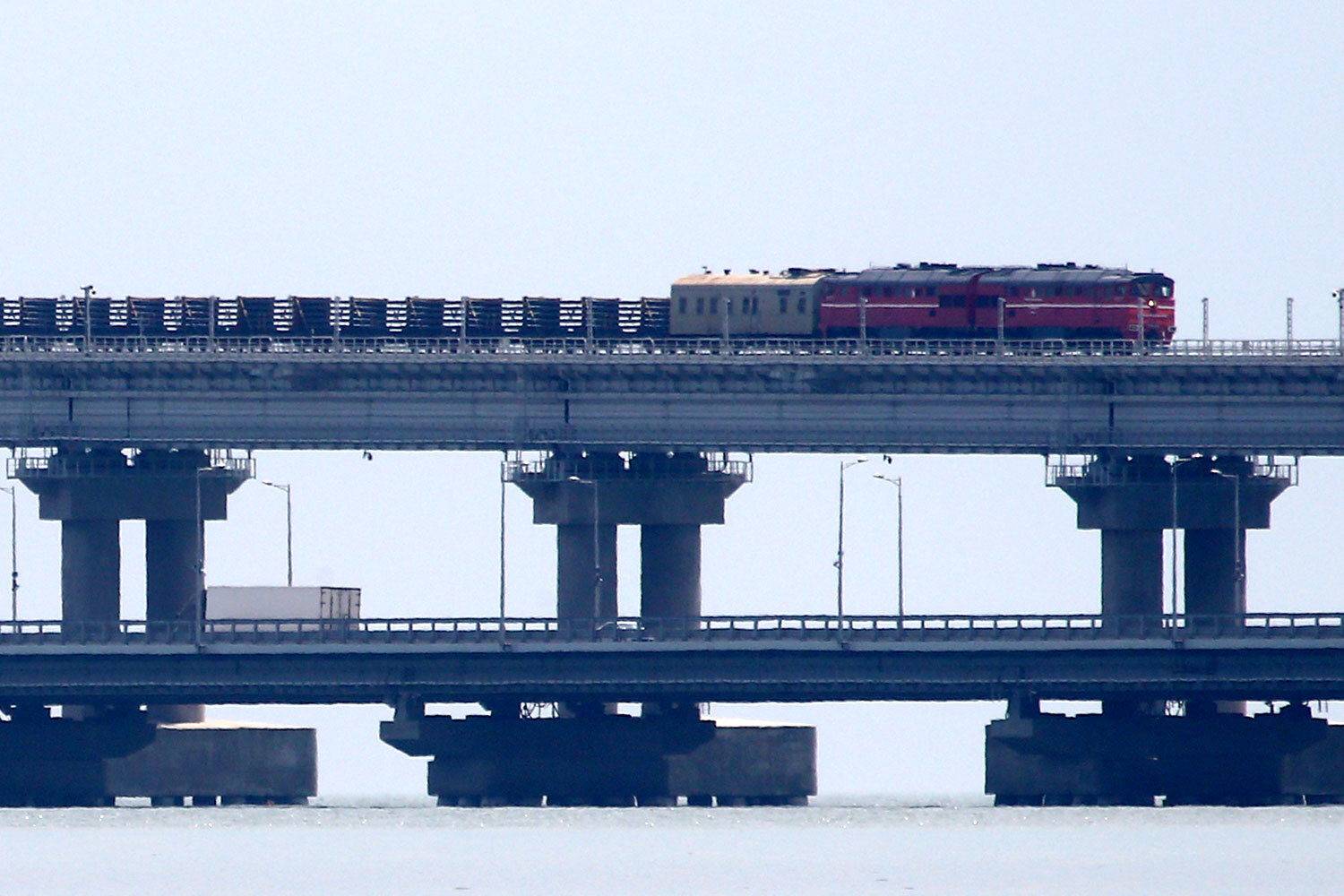 Мост состоит из параллельно расположенных автомобильной (по две полосы в каждую сторону) и железнодорожной (по одной колее) трасс.