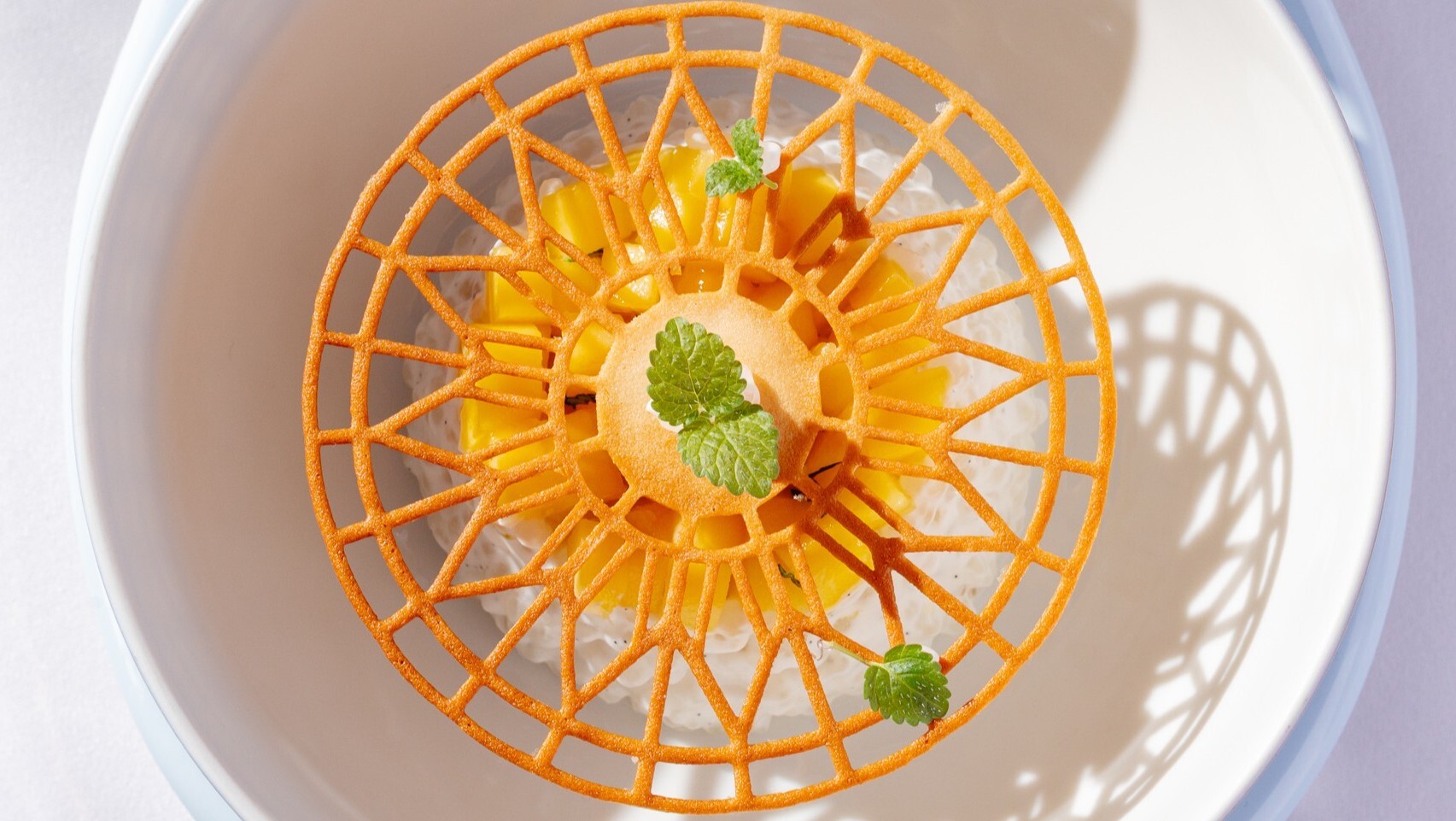 Ванильно-лаймовый пудинг из тапиоки на кокосовом молоке с манго, мятой и песочным тюилем