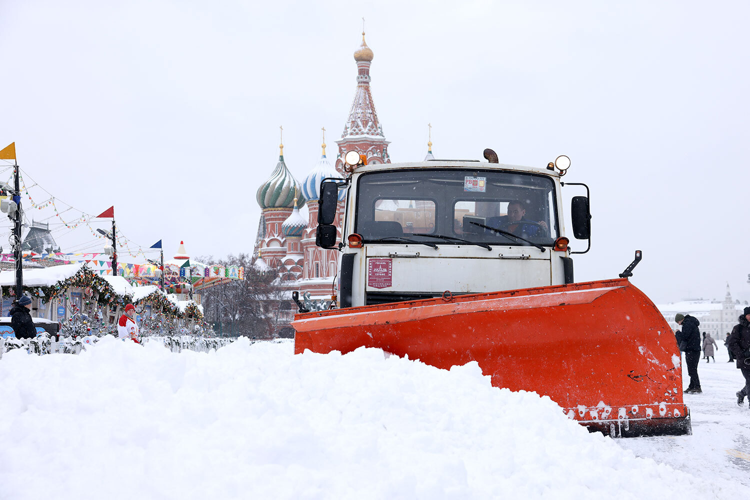 В ночь на 27 января Москву и Подмосковье накрыл мощный снегопад. Он побил суточный рекорд и, по прогнозам синоптиков, может задержаться в регионе до конца рабочей недели. Кадры заснеженной Москвы – в галерее «Ведомостей».