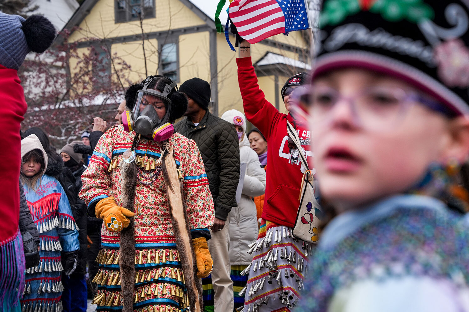 С 30 января по 1 февраля в США с новой силой вспыхнули протесты против злоупотреблений миграционной и таможенной полиции (ICE). Они начались после того, как многодетная мать Рене Гуд и медбрат Алекс Претти погибли во время рейдов ICE, и возобновились на фоне громкого судебного решения: 31 января федеральная судья Кэтрин Менендес отклонила просьбы Миннесоты и Миннеаполиса о прекращении силовой операции Metro Surge. В итоге активисты снова вышли на улицы. В общей сложности они провели не менее 200 акций на территории 43 штатов, подсчитали в CNN.